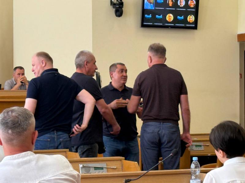 Кава, обійми, телефони та позіхання: що залишилося за кадром сесії Кременчуцької міськради