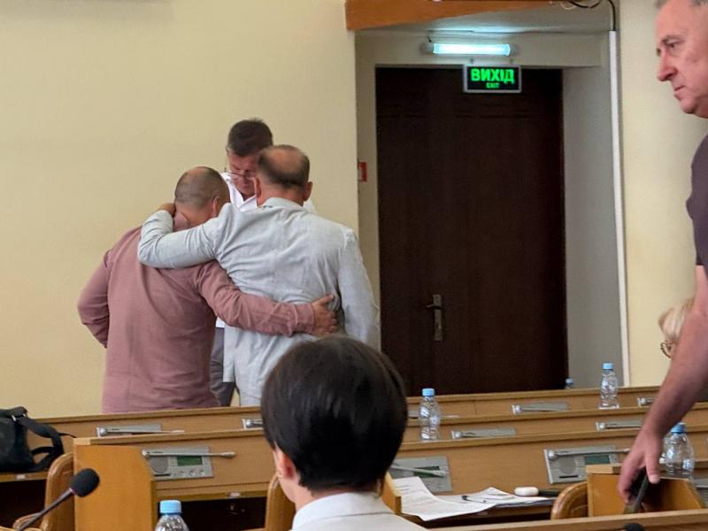 Кава, обійми, телефони та позіхання: що залишилося за кадром сесії Кременчуцької міськради