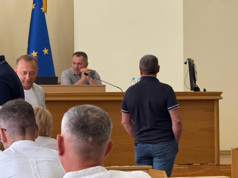Кава, обійми, телефони та позіхання: що залишилося за кадром сесії Кременчуцької міськради