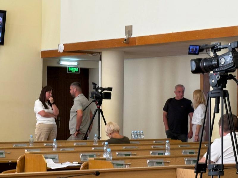 Кава, обійми, телефони та позіхання: що залишилося за кадром сесії Кременчуцької міськради