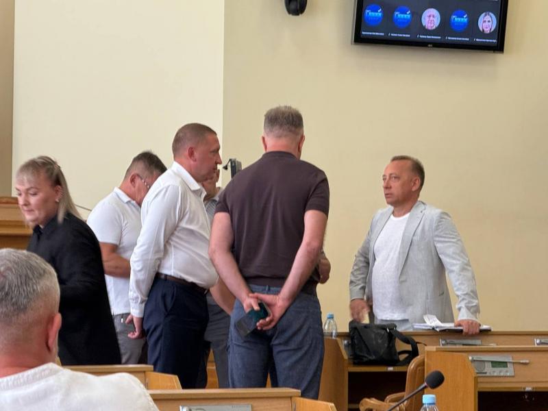 Кава, обійми, телефони та позіхання: що залишилося за кадром сесії Кременчуцької міськради