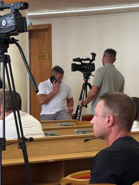 Кава, обійми, телефони та позіхання: що залишилося за кадром сесії Кременчуцької міськради