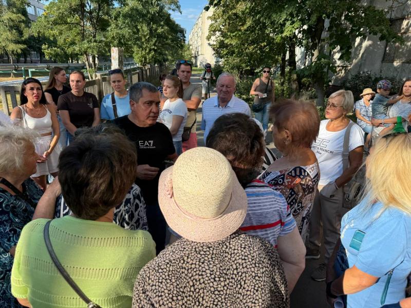 «У нас пенсія 3 тисячі, де взяти 1600 на ліфт?»: мешканці будинку на Першому Занасипу просять владу міста та депутатів про допомогу