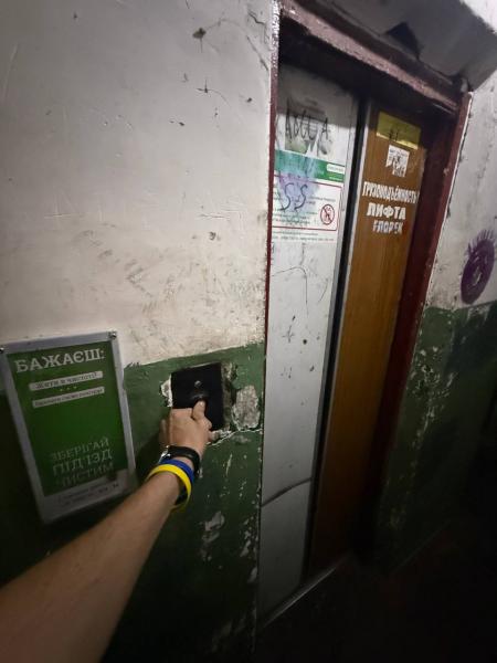«У нас пенсія 3 тисячі, де взяти 1600 на ліфт?»: мешканці будинку на Першому Занасипу просять владу міста та депутатів про допомогу