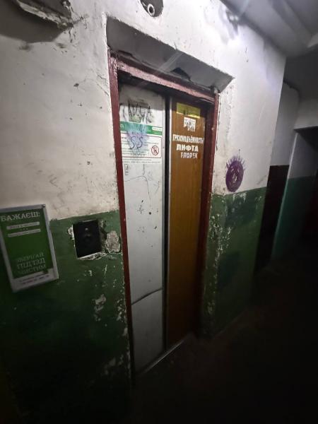 «У нас пенсія 3 тисячі, де взяти 1600 на ліфт?»: мешканці будинку на Першому Занасипу просять владу міста та депутатів про допомогу