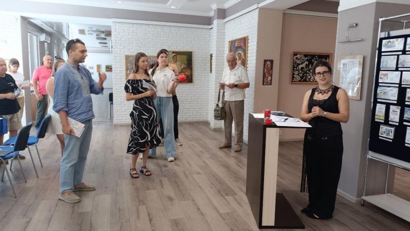 Марки і конверт як зброя культурної дипломатії: у Кременчуцькій галереї відкрили виставку молодого філателіста