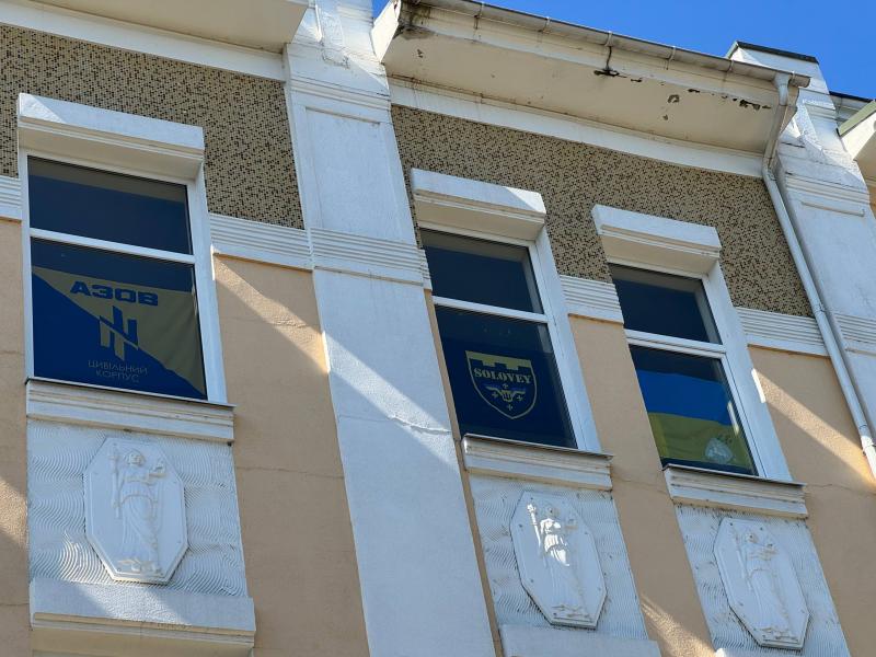Прапори з історією у вікнах музею: у Кременчуці відкрили незвичну експозицію