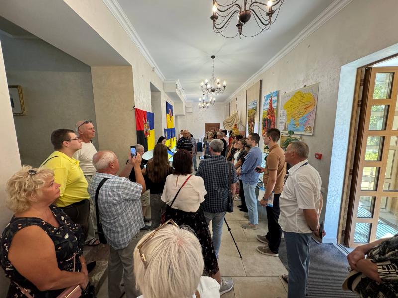 Від значків із історією Кременчука до прапорів, вишитих пам’яттю: у Краєзнавчому музеї відкрили виставки до Дня Незалежності