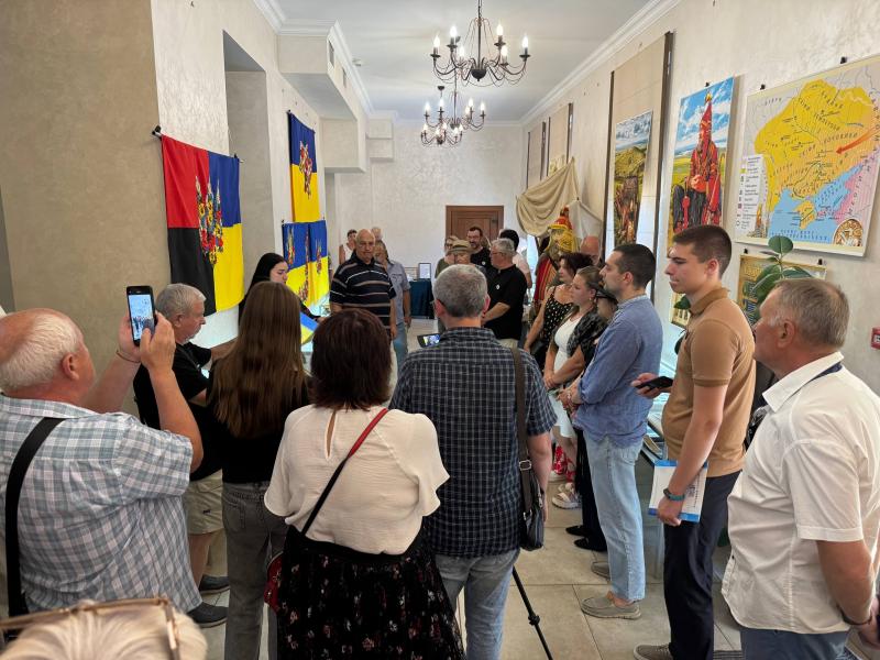 Від значків із історією Кременчука до прапорів, вишитих пам’яттю: у Краєзнавчому музеї відкрили виставки до Дня Незалежності