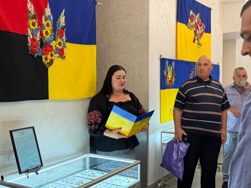 Від значків із історією Кременчука до прапорів, вишитих пам’яттю: у Краєзнавчому музеї відкрили виставки до Дня Незалежності