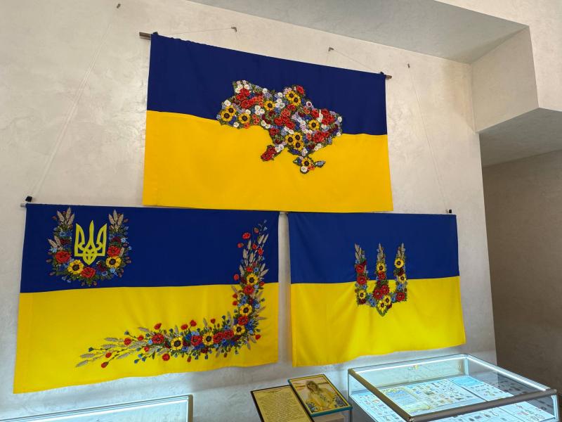 Від значків із історією Кременчука до прапорів, вишитих пам’яттю: у Краєзнавчому музеї відкрили виставки до Дня Незалежності