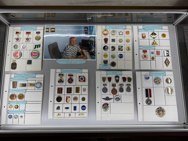 Від значків із історією Кременчука до прапорів, вишитих пам’яттю: у Краєзнавчому музеї відкрили виставки до Дня Незалежності