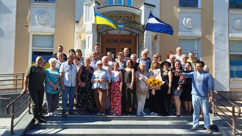Від значків із історією Кременчука до прапорів, вишитих пам’яттю: у Краєзнавчому музеї відкрили виставки до Дня Незалежності