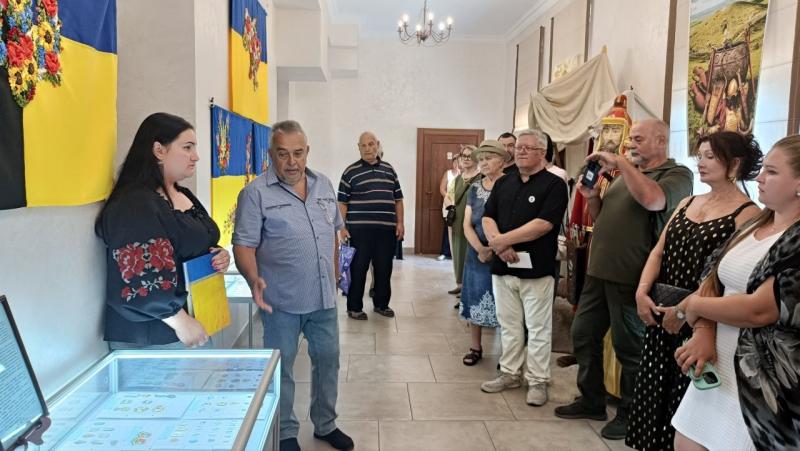 Від значків із історією Кременчука до прапорів, вишитих пам’яттю: у Краєзнавчому музеї відкрили виставки до Дня Незалежності