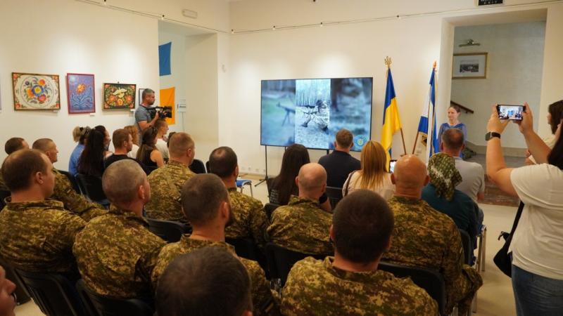 Пам’ять про тих, хто віддав життя за Україну: у Кременчуцькому музеї відкрили стелу військовій частині № 3059