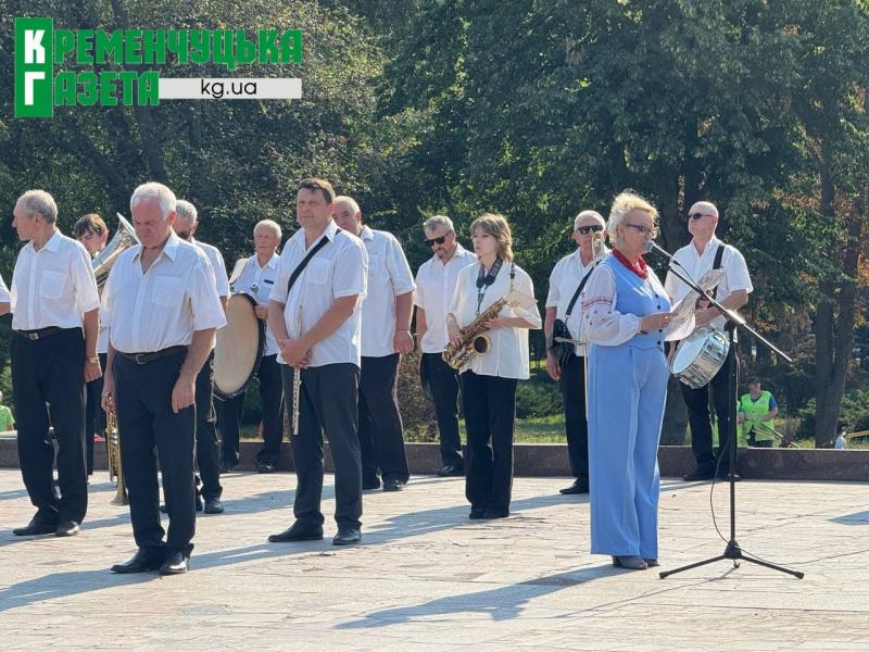 Символ, за який ідуть у бій: синьо-жовтий стяг об'єднав жителів Кременчука біля Кобзаря