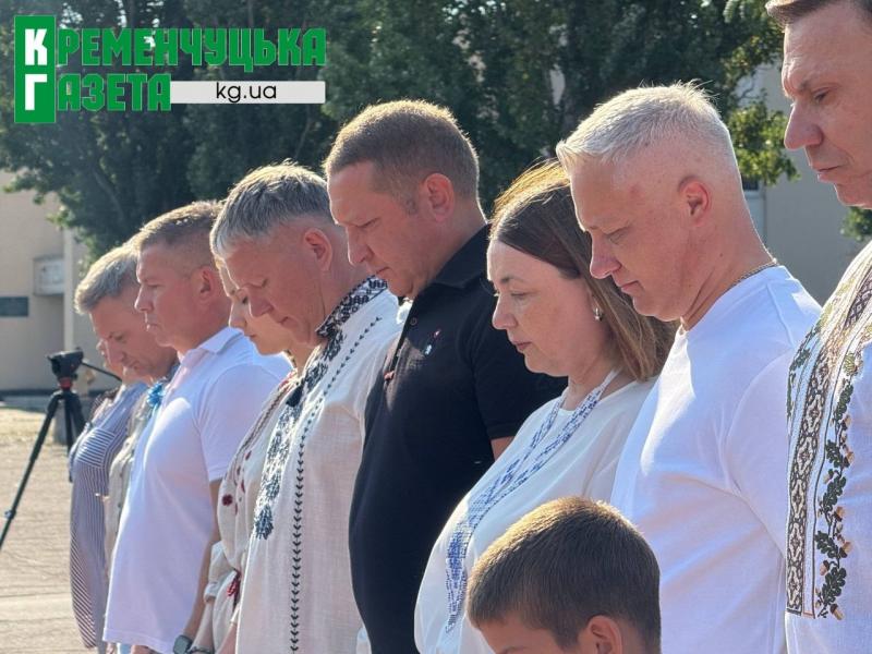 Символ, за який ідуть у бій: синьо-жовтий стяг об'єднав жителів Кременчука біля Кобзаря