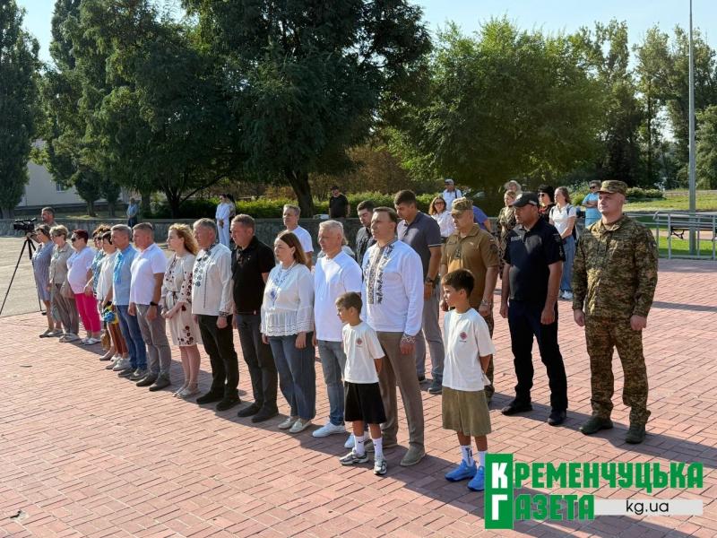 Символ, за який ідуть у бій: синьо-жовтий стяг об'єднав жителів Кременчука біля Кобзаря