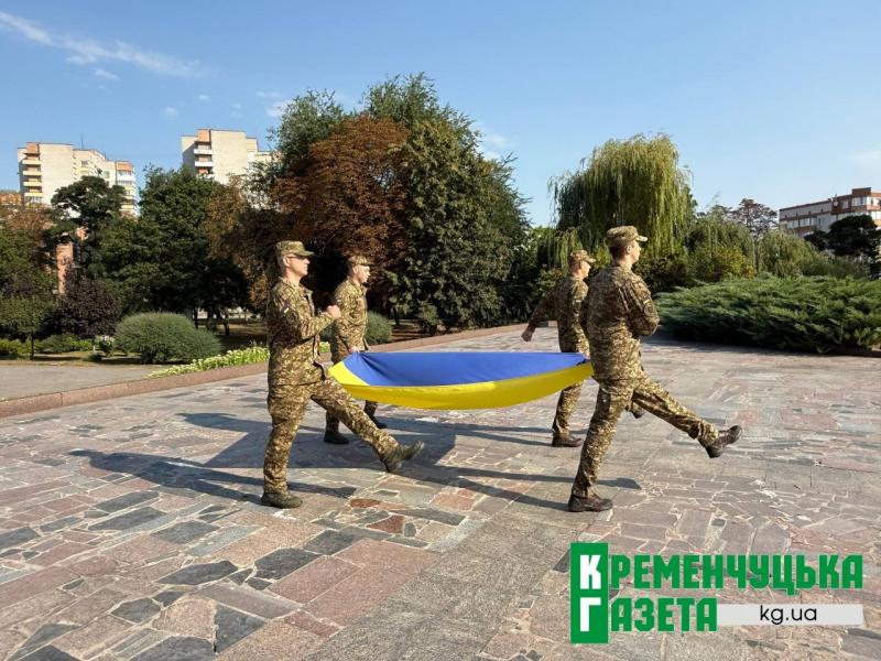 Символ, за який ідуть у бій: синьо-жовтий стяг об'єднав жителів Кременчука біля Кобзаря