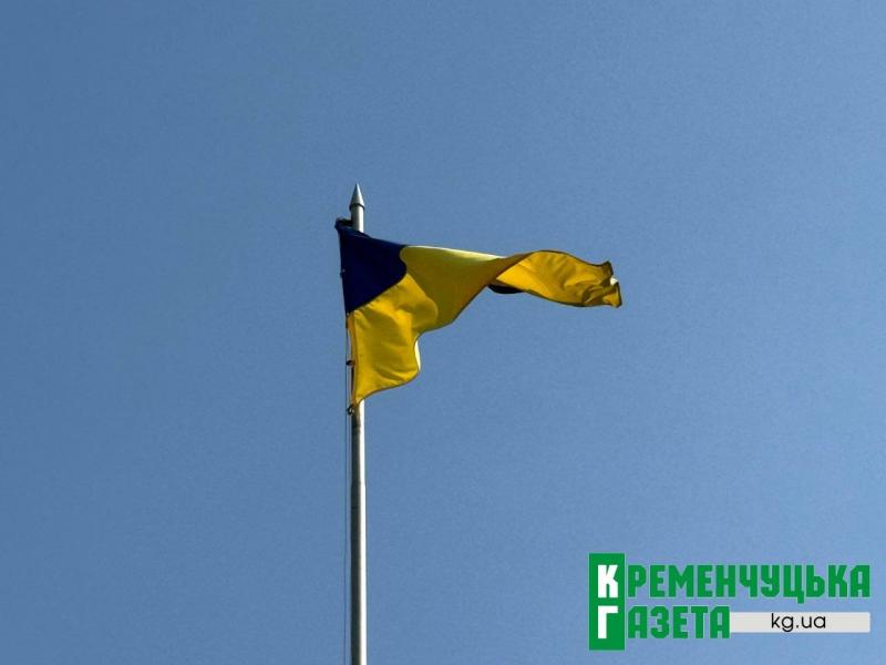 Символ, за який ідуть у бій: синьо-жовтий стяг об'єднав жителів Кременчука біля Кобзаря