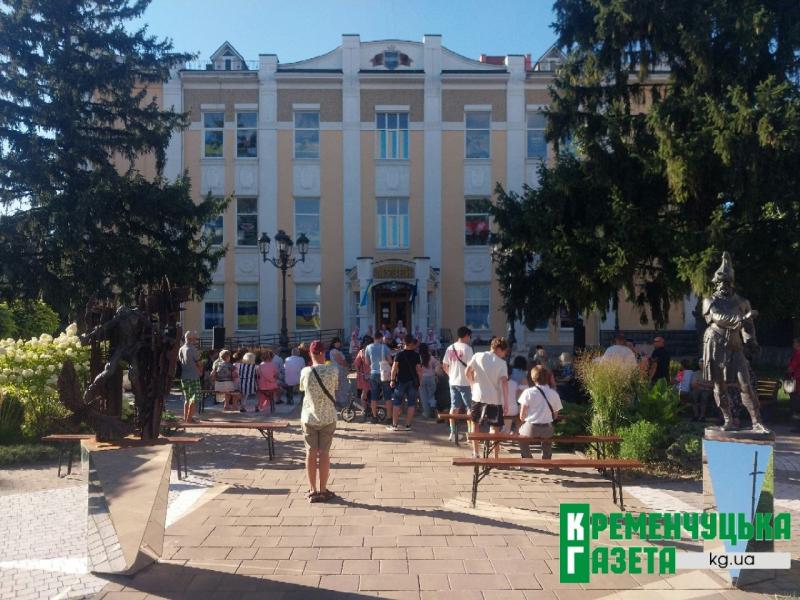 Жива історія під синьо-жовтими прапорами: у Кременчуці відбувся святковий фестиваль біля Краєзнавчого музею