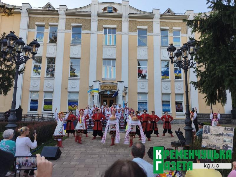 Жива історія під синьо-жовтими прапорами: у Кременчуці відбувся святковий фестиваль біля Краєзнавчого музею