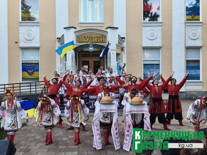 Жива історія під синьо-жовтими прапорами: у Кременчуці відбувся святковий фестиваль біля Краєзнавчого музею
