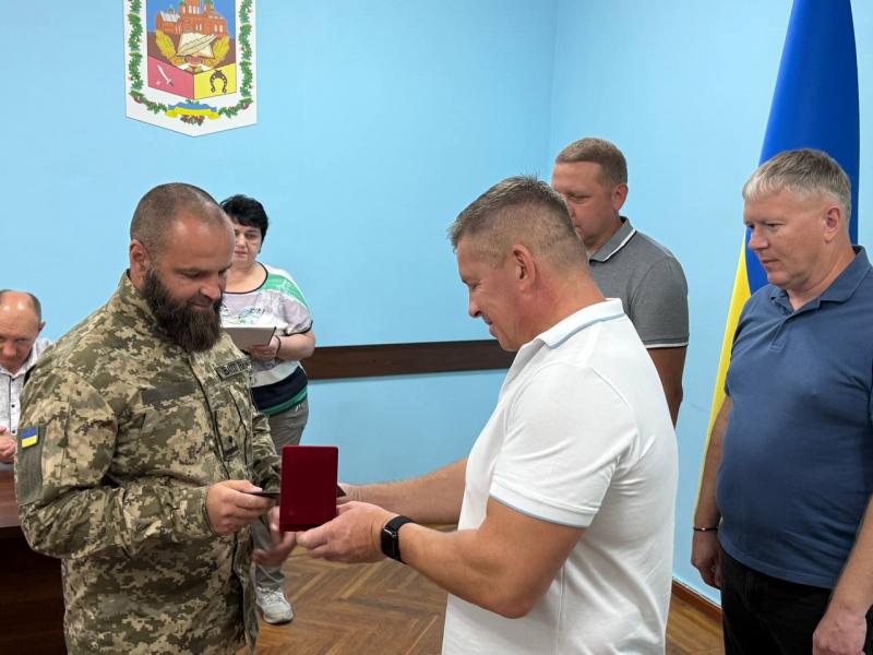 «За вірність народу України»: п’ятьох захисників із Кременчуцького району відзначили нагородами Полтавської облради