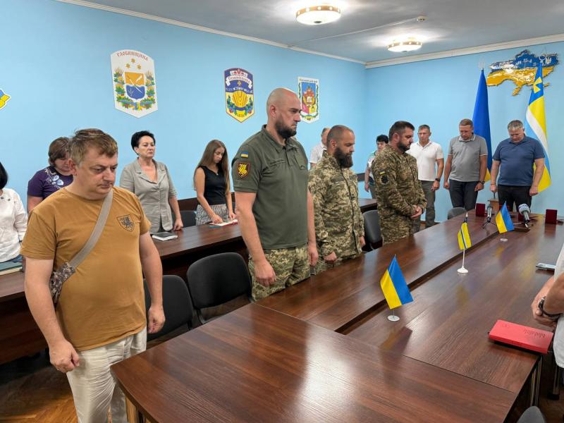 «За вірність народу України»: п’ятьох захисників із Кременчуцького району відзначили нагородами Полтавської облради