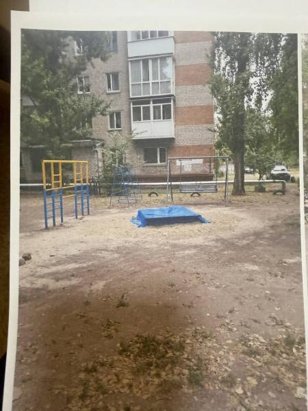 Мешканці двох будинків на Лесі Українки прийшли до Москалика зі скаргами на двір: просять «лежачих поліцейських», ремонт цоколя та новий майданчик