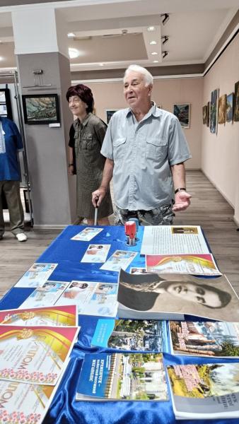 Від Карибської кризи до книг про українців: у Кременчуці погасили конверт до 90-річчя Броніслава Сьоміка