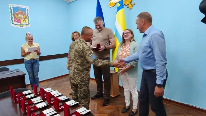 У Кременчуцькій РВА військових та ветеранів відзначили нагородами «За вірність народу України»