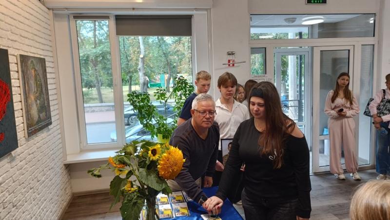 Десять імен, десять історій: у Кременчуці погасили конверти із зображеннями загиблих захисників — випускників ліцею №6