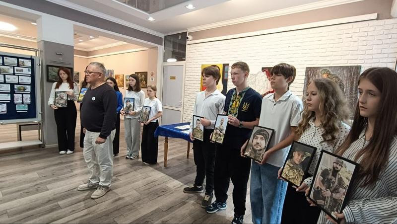 Десять імен, десять історій: у Кременчуці погасили конверти із зображеннями загиблих захисників — випускників ліцею №6