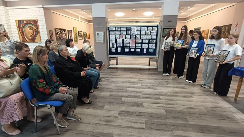 Десять імен, десять історій: у Кременчуці погасили конверти із зображеннями загиблих захисників — випускників ліцею №6