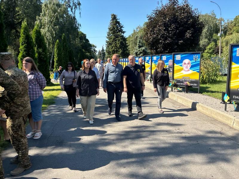 У Кременчуці вшанували полеглих Захисників: на Алеї пам’яті згадали Героїв поіменно