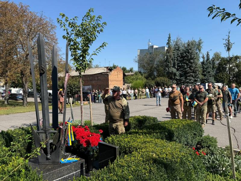 У Кременчуці вшанували полеглих Захисників: на Алеї пам’яті згадали Героїв поіменно