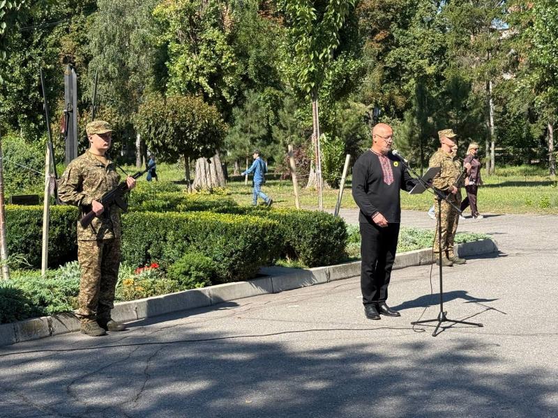 У Кременчуці вшанували полеглих Захисників: на Алеї пам’яті згадали Героїв поіменно