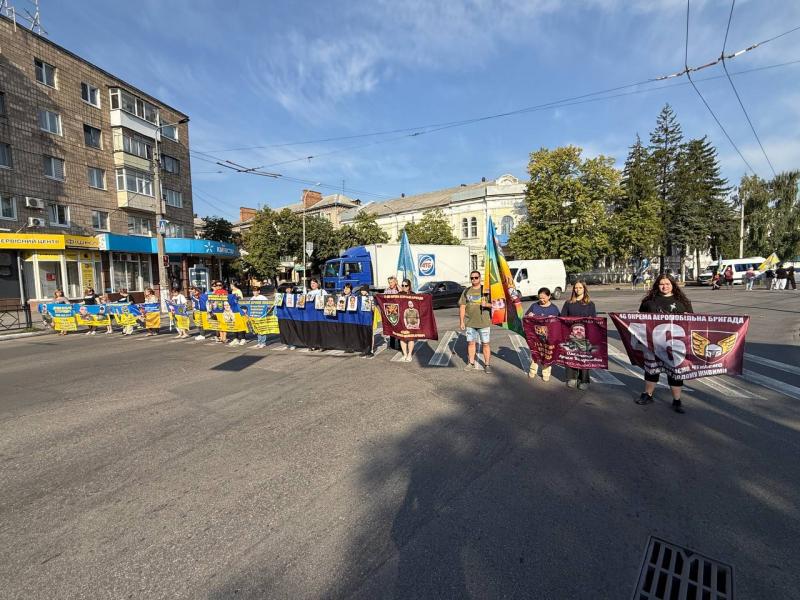 Нові «вироки» у росії та відсутність обмінів: родини полонених у Кременчуці б’ють на сполох