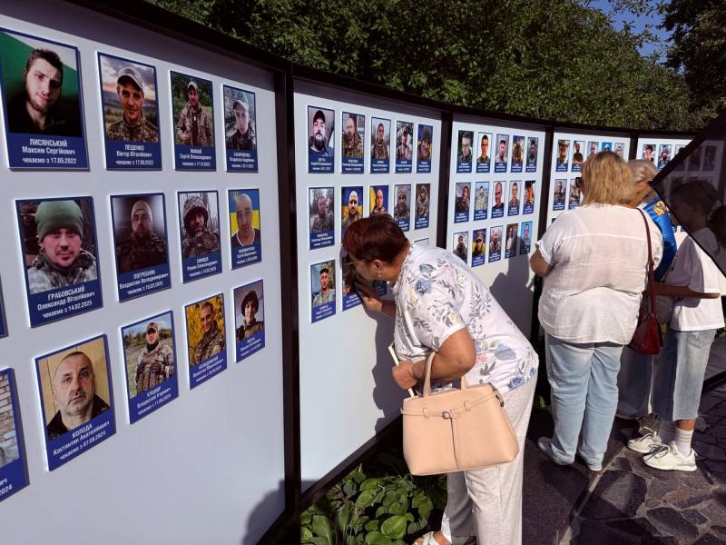 «Їх чекають удома»: у Кременчуці до Міжнародного дня жертв насильницьких зникнень провели автопробіг та молебень на підтримку полонених та безвісти зниклих