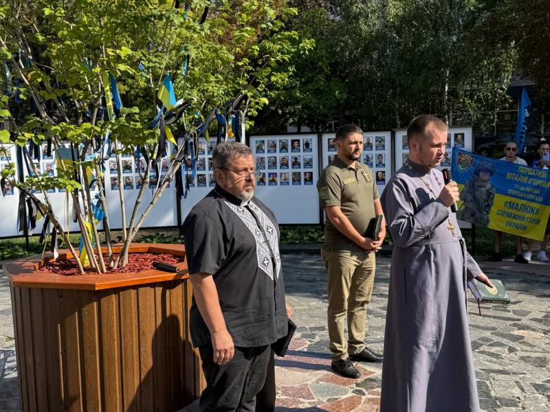 «Їх чекають удома»: у Кременчуці до Міжнародного дня жертв насильницьких зникнень провели автопробіг та молебень на підтримку полонених та безвісти зниклих