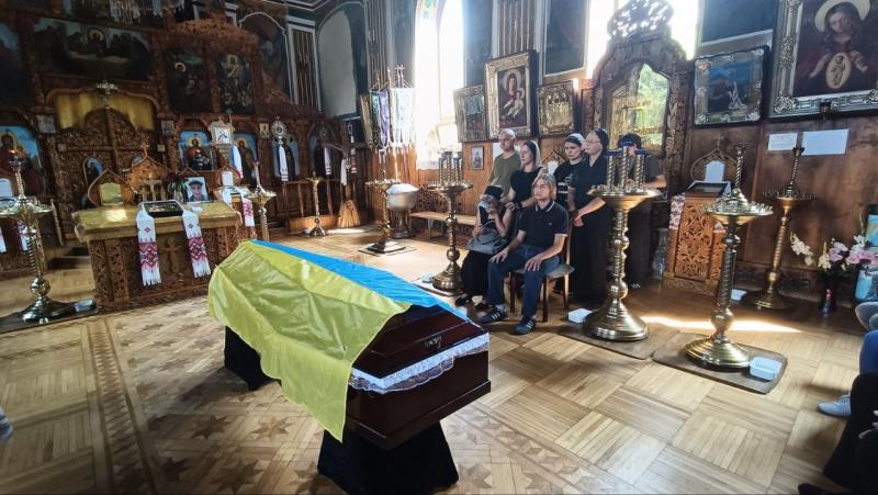 «Він загинув рік тому, виконуючи свій обов’язок»: у Кременчуці попрощалися із захисником Віктором Мітченком