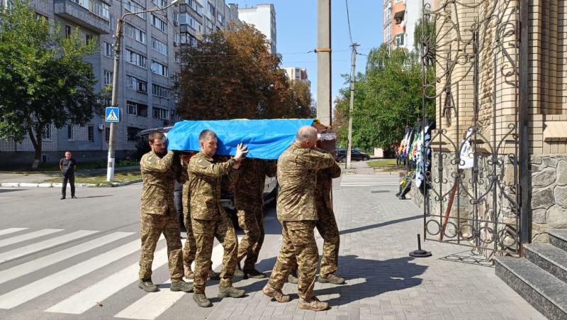 «Він загинув рік тому, виконуючи свій обов’язок»: у Кременчуці попрощалися із захисником Віктором Мітченком