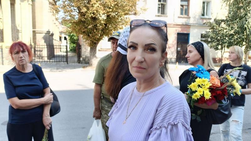 «Він загинув рік тому, виконуючи свій обов’язок»: у Кременчуці попрощалися із захисником Віктором Мітченком