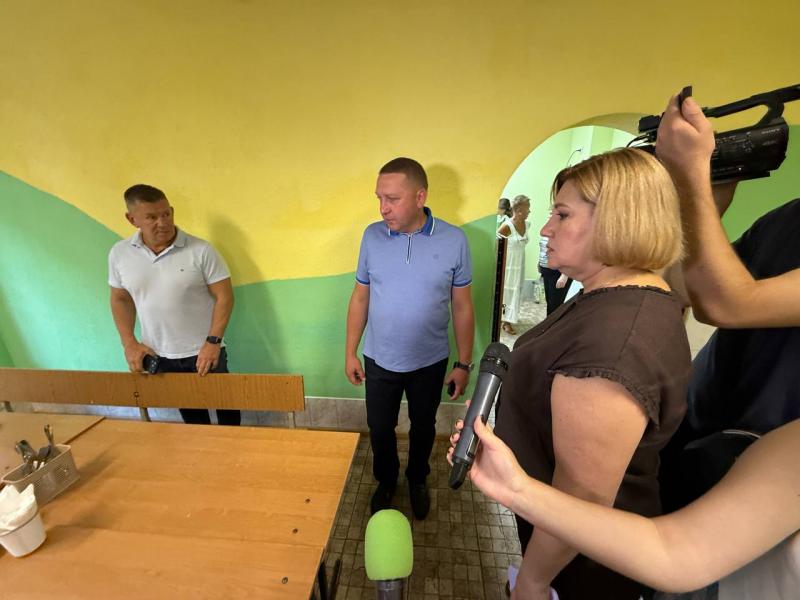 «У дитини 60 грамів, а в контрольній порції — 120»: Малецький перевірив харчування у школах Кременчука та знайшов чимало запитань