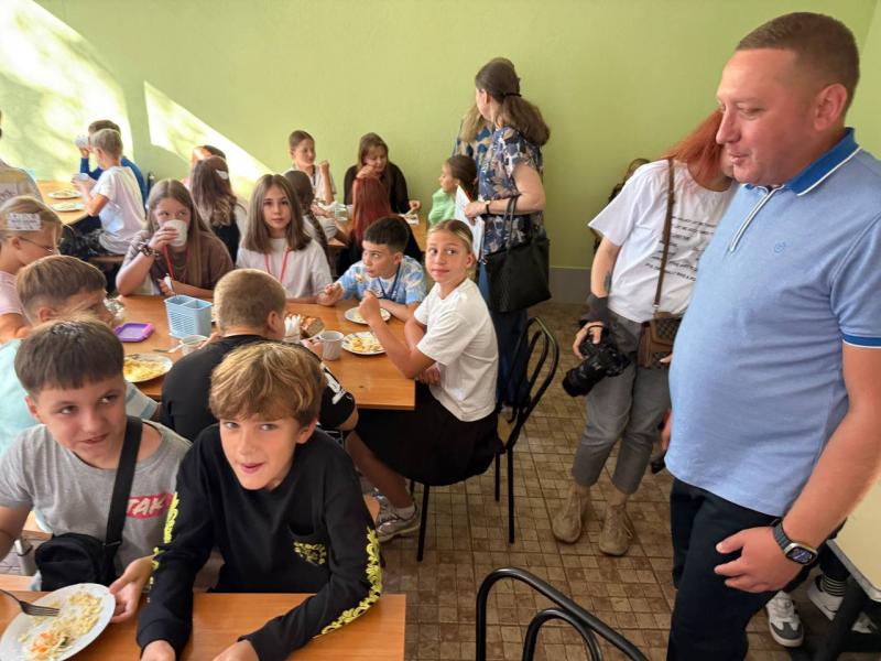 «У дитини 60 грамів, а в контрольній порції — 120»: Малецький перевірив харчування у школах Кременчука та знайшов чимало запитань