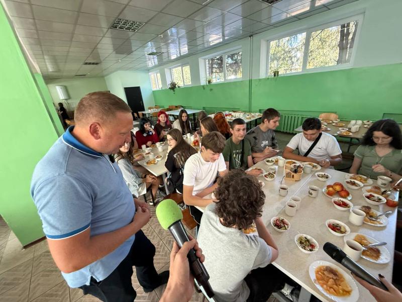 Від контрольних порцій до їжі в укриттях: як Малецький після обіду перевіряв харчування у великих школах Кременчука