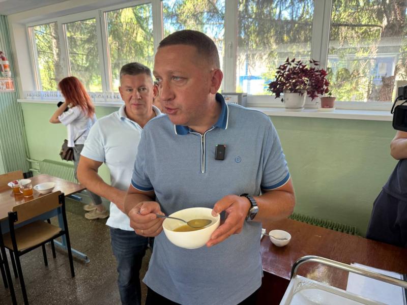 Від контрольних порцій до їжі в укриттях: як Малецький після обіду перевіряв харчування у великих школах Кременчука