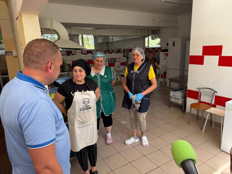 Від контрольних порцій до їжі в укриттях: як Малецький після обіду перевіряв харчування у великих школах Кременчука