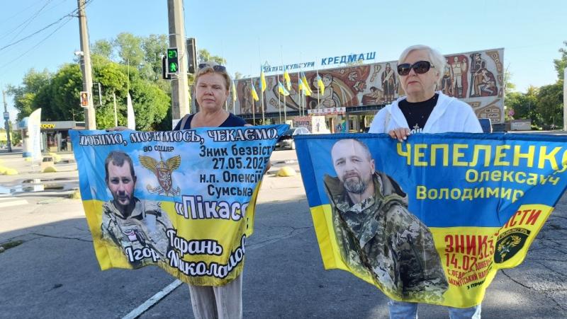 «Відчуваю сина в своєму серці»: у Кременчуці родини полонених і зниклих безвісти знову вийшли на акцію